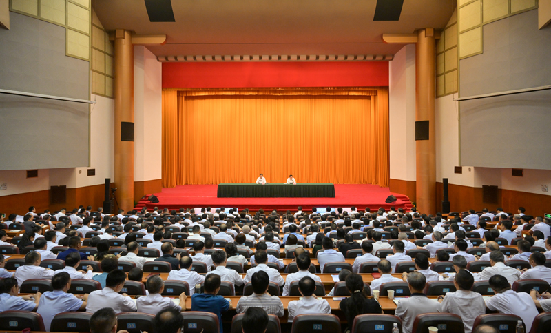 学习贯彻党的二十届三中全会精神中央宣讲团报告会在蓉举行阴和俊作宣讲报告 王晓晖主持 施小琳田向利出席「相关图片」